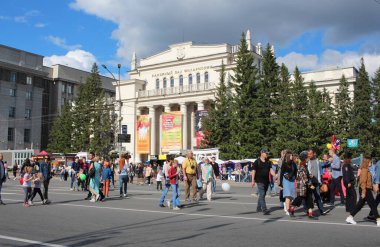 Rusya, Novosibirsk, 30.06.2019: Şehirde yürüyen turist kalabalığı