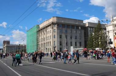 Rusya, Novosibirsk, 30.06.2019: Şehirde yürüyen turist kalabalığı