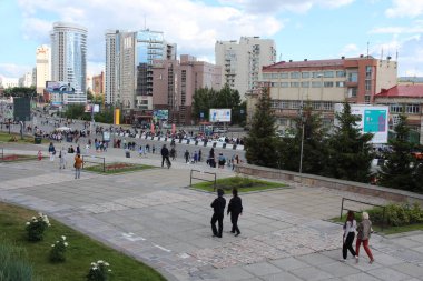 Rusya, Novosibirsk 30.06.2019: Şehir halkının modern metropolü yazın yürüyor