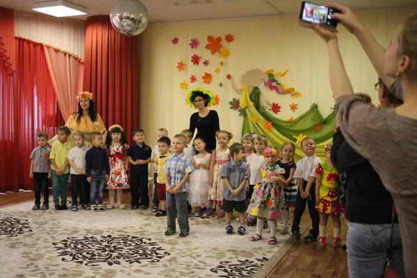 Oroszország Novoszibirszk 2017 Kisgyermekek Egy Csoportja Egy Óvodában Egy Tanárral — Stock Fotó