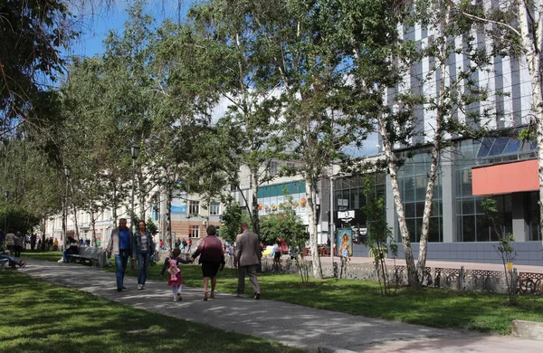 Rusya, Novosibirsk, 30.06.2019: İnsanlar yazın parkta yürürler. Çocuklarla birlikte sokaklara dökülürler.