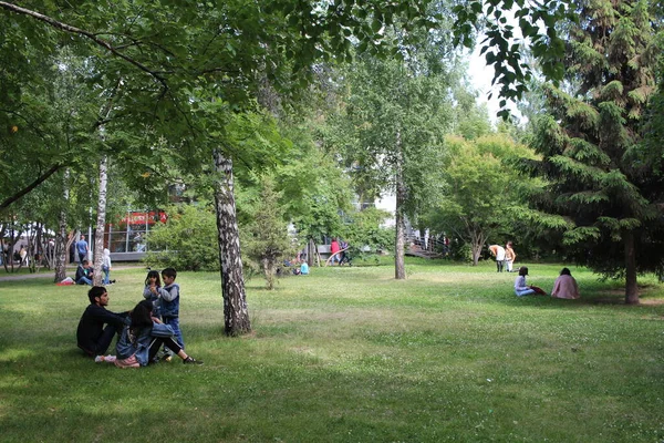 Rosja Nowosybirsk 2019 Nastoletni Turyści Siedzą Latem Parku Pikniku Trawiastym — Zdjęcie stockowe