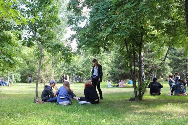 Rusya Novosibirsk 2019 Genç Turistler Yazın Çimen Pikniğinde Parkta Oturuyorlar — Stok fotoğraf