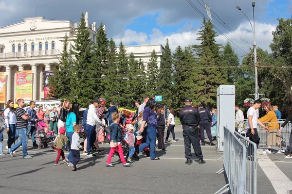 Rusia Novosibirsk 2019 Una Multitud Personas Pasa Por Detector Metales — Foto de Stock