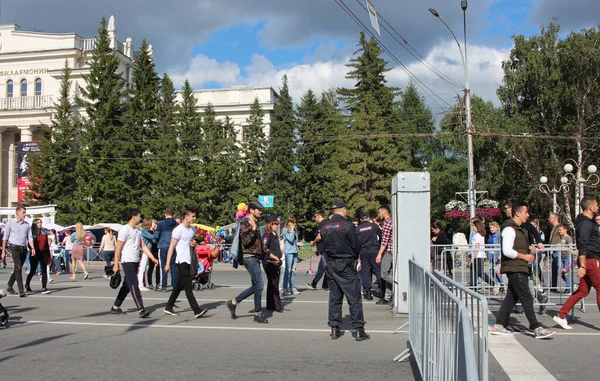 ロシア ノヴォシビルスク 2019 金属探知機警察を通過する人々の群衆は 観光客がコロナウイルスの街に入ることを許可しません — ストック写真
