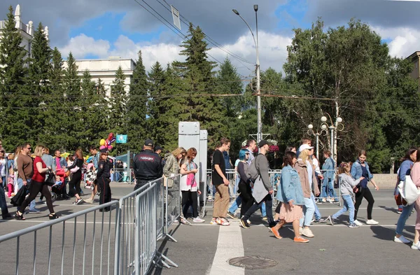 Rosja Nowosybirsk 2019 Tłum Ludzi Przechodzi Przez Wykrywacz Metali Policja — Zdjęcie stockowe