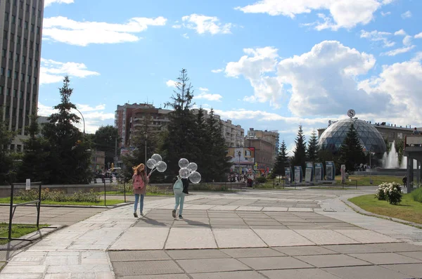 Rússia Novosibirsk 2019 Meninas Andando Verão Cidade Com Balões Descem — Fotografia de Stock