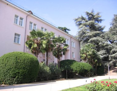 Parklı turistlerin konforlu konaklaması için modern otel