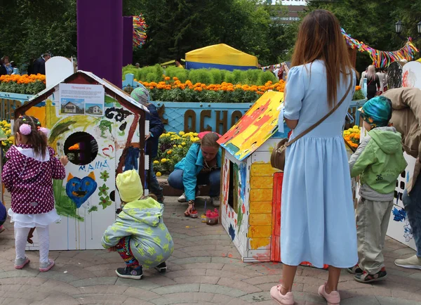 Russia Novosibirsk 2019 Children Park Paint House Bright Colors Parents — Stock Fotó