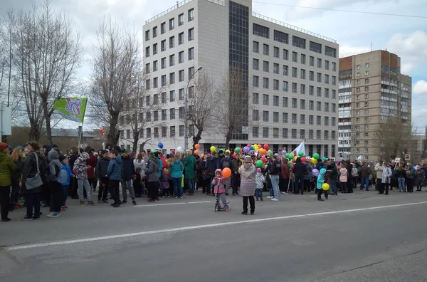 ロシア ノヴォシビルスク09 2018 勝利の日の休日の旗を持つデモのために路上に集まった人々の群衆 — ストック写真