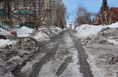 Kirli bir toprak yol ve patika köyde karla kaplı. Baharda geçit yok.