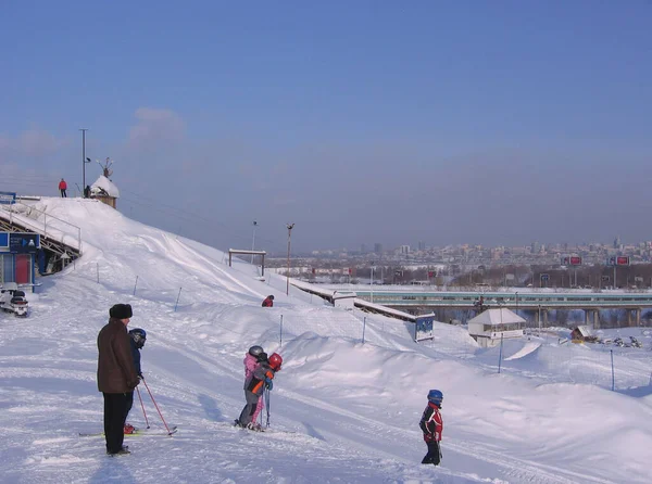 Rusko Novosibirsk 2008 Dětští Sportovci Sjíždějí Zimě Trenérem Hor — Stock fotografie