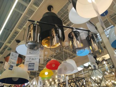 Rusya, Novosibirsk 10.09.2019: mağaza vitrininde ışık sergisi için lambalı avizeler