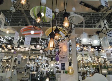 Rusya, Novosibirsk 10.09.2019: mağaza vitrininde ışık sergisi için lambalı avizeler