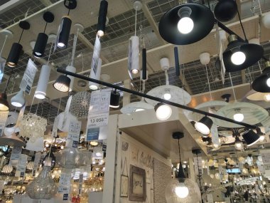 Rusya, Novosibirsk 10.09.2019: mağaza vitrininde ışık sergisi için lambalı avizeler