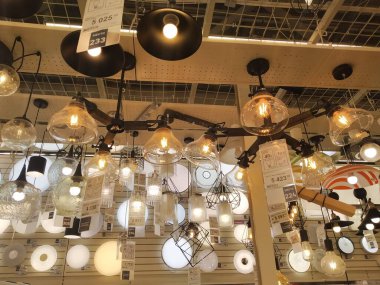 Rusya, Novosibirsk 10.09.2019: vitrinde ışık sergisi için lambalı avizeler