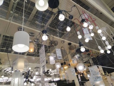 Rusya, Novosibirsk 10.09.2019: mağaza vitrininde ışık sergisi için lambalı avizeler