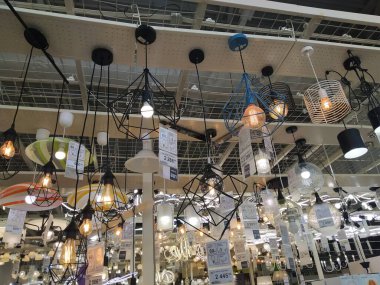 Rusya, Novosibirsk 10.09.2019: mağaza vitrininde ışık sergisi için lambalı avizeler