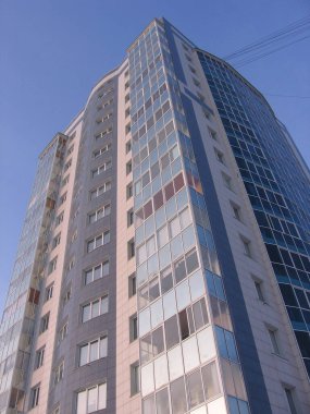 Kentsel gelişimde modern çok katlı bina mimarisi ve pencerelerinde bir ön cephe