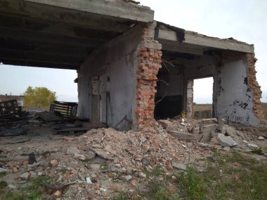 yıkılmış tuğla bina çimlerin üzerinde terk edilmiş ev temelleri kırılmış.