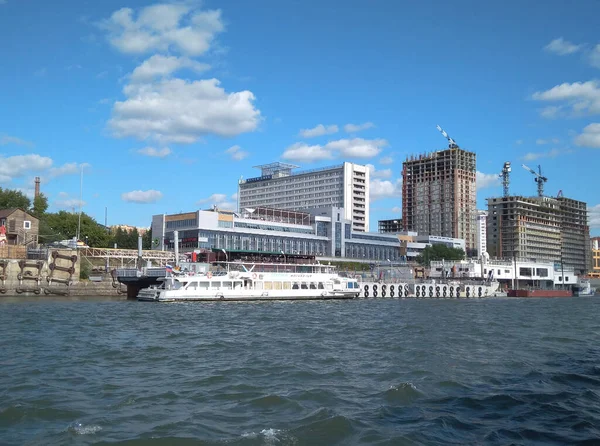 Rusya, Novosibirsk 25.08.2019: Nehirden rıhtıma giden beyaz buharlı tekne.