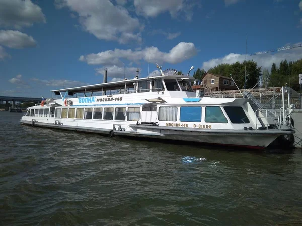 Rusya, Novosibirsk 25.08.2019: Nehirden rıhtıma giden beyaz buharlı tekne.