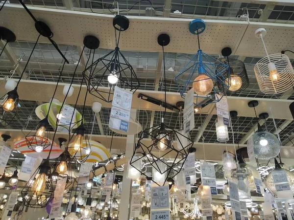 Rusya, Novosibirsk 10.09.2019: mağaza vitrininde ışık sergisi için lambalı avizeler