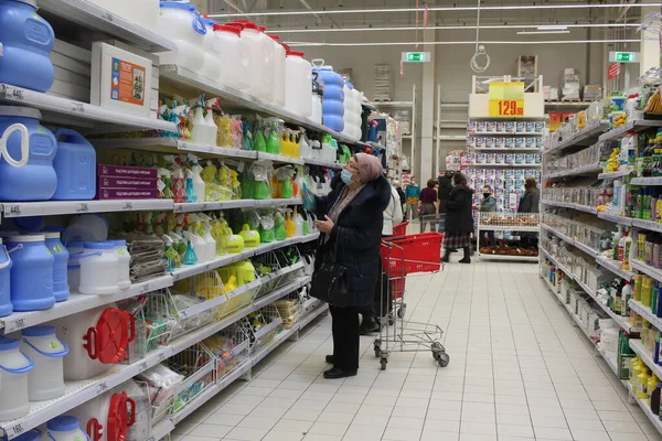 Oroszország Novoszibirszk 2021 Vásárlók Szupermarketben Válasszon Egy Terméket Ablakban — Stock Fotó