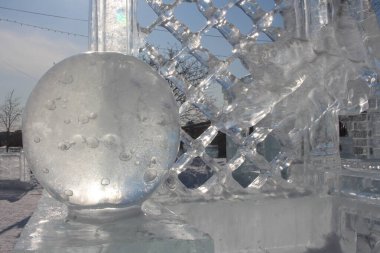 Kristal küre parkında saydam kardan yapılmış dekoratif heykeller.