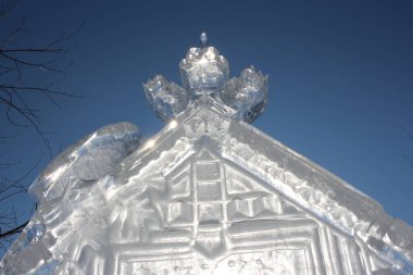 Buz figürleri parktaki saydam kardan parlayan dekoratif heykeller.