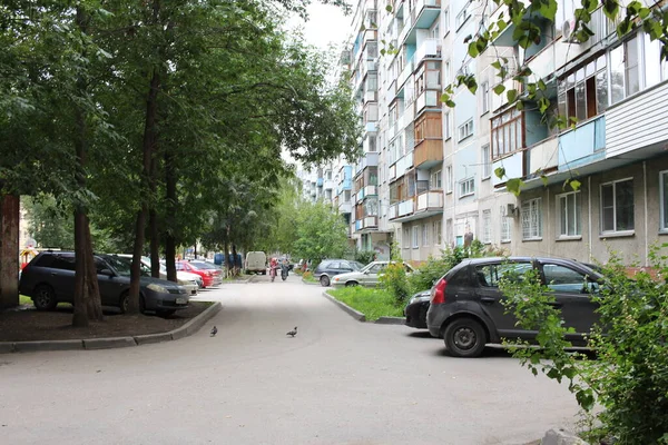 Russie Novossibirsk 2020 Cour Avec Allée Près Immeuble Étages Voitures — Photo