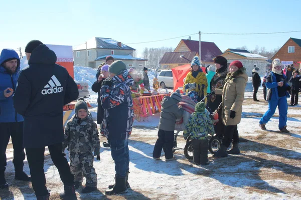 Rosja Nowosybirsk 2021 Duży Tłum Ludzi Tradycyjnym Spacerze Maslenitsa Zimą — Zdjęcie stockowe