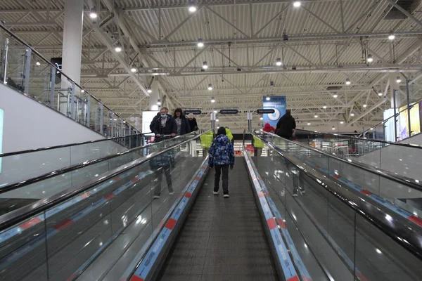 Rusia Novosibirsk 2021 Visitantes Gente Escalera Mecánica Subir Los Compradores —  Fotos de Stock