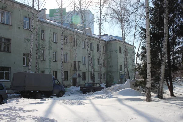 Rosja Nowosybirsk 2021 Stary Budynek Mieszkalny Fasadą Zimie Podwórku Zaparkowane — Zdjęcie stockowe