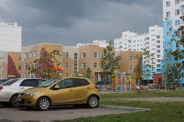 Rusya, Novosibirsk 29.07.2015: yeni bina evinin yakınındaki parka park edilmiş arabalar