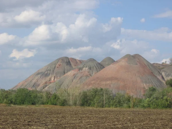 丘の地平線の砂の岩の上にある大きな山 — ストック写真