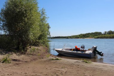 Rusya, Novosibirsk 18.07.2020: balıkçılık için yazın nehir kıyısında motorlu tekne