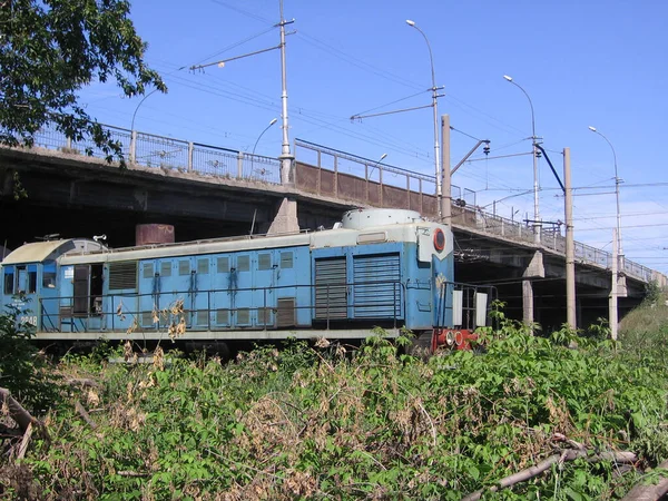 Rússia Novosibirsk 2010 Trem Monta Uma Locomotiva Diesel Trilhos Ferroviários — Fotografia de Stock