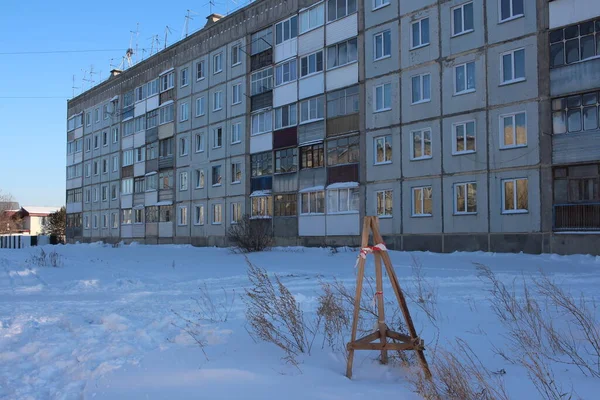 Edificio Residencial Varios Pisos Nieve Con Una Valla Protectora Una — Foto de Stock