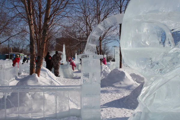 Rússia Novosibirsk 2021 Escultura Gelo Parque Cidade Inverno Pessoas Caminham — Fotografia de Stock