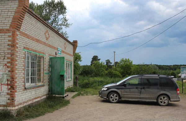 俄罗斯 Novosibirsk 2019年6月22日 停放在旧村商店商场附近的汽车 — 图库照片