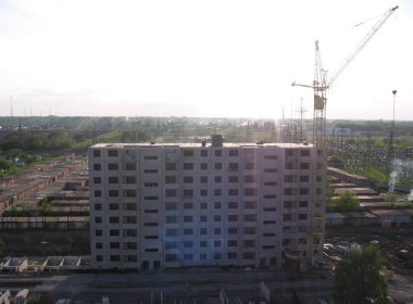 Şehrin beton iskeletinde vinçli çok katlı bir konut inşaatı