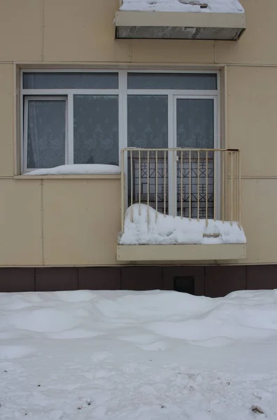 Balkón Obytné Budově Pokryt Sněhem Oknem Zimě Sněhová Závěj Fasádě — Stock fotografie