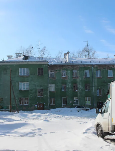 Rusia Novosibirsk 2021 Antiguo Edificio Residencial Verde Varios Pisos Con — Foto de Stock