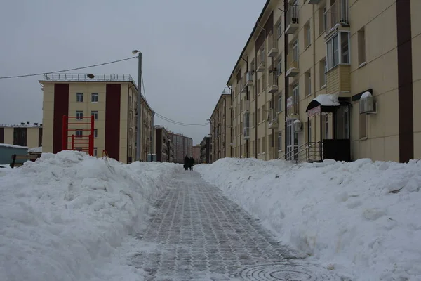 Россия Новосибирск 2021 Тротуар Пешеходов Зимой Между Домами — стоковое фото