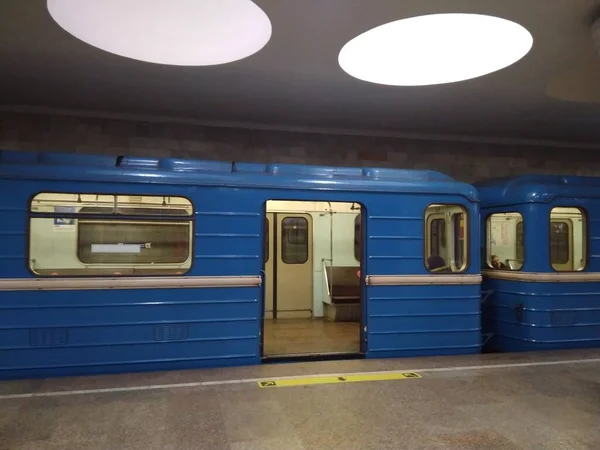 Oroszország Novoszibirszk 2020 Egy Metrókocsi Nyitott Ajtókkal Peronon Várja Utasokat — Stock Fotó