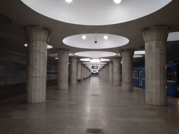 Oroszország Novoszibirszk 2020 Üres Peron Metróállomáson Oszlopokkal Földalatti Belső Tér — Stock Fotó