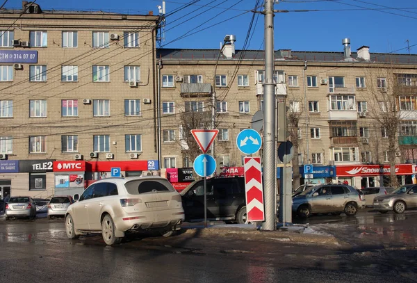Россия Новосибирск 2020 Автомобили Дороге Стоят Пробке Припаркованные Транспортные Средства — стоковое фото