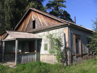 Yazın köydeki bahçede terk edilmiş eski ahşap bir ev.