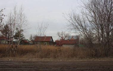 Rusya 'nın hüzünlü manzaralı köyünde terk edilmiş evler inşa edildi.